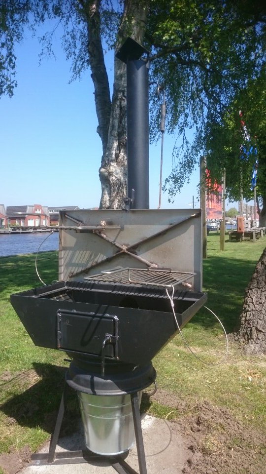 Vandaag een aantal BBQ 's geplaatst op het terrein. Zolang men rekening met elkaar houdt, vrij te gebruiken door onze gasten.
