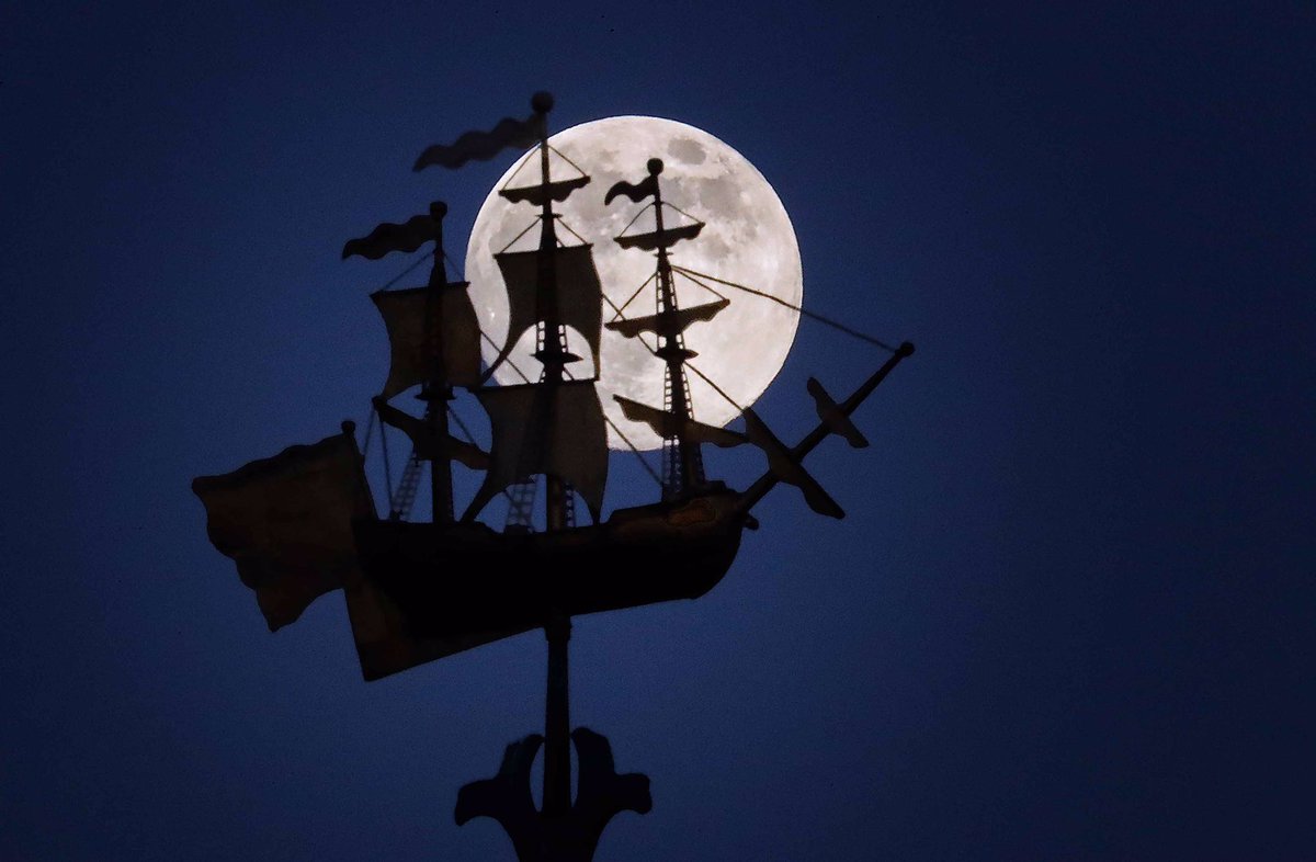 belperbarlow's tweet photo. Full moon behind the gilt ship weathervane @GWC_News : @PAImages #moon #flowermoon #edinburgh #scotland https://t.co/1QB4VWuR2G
