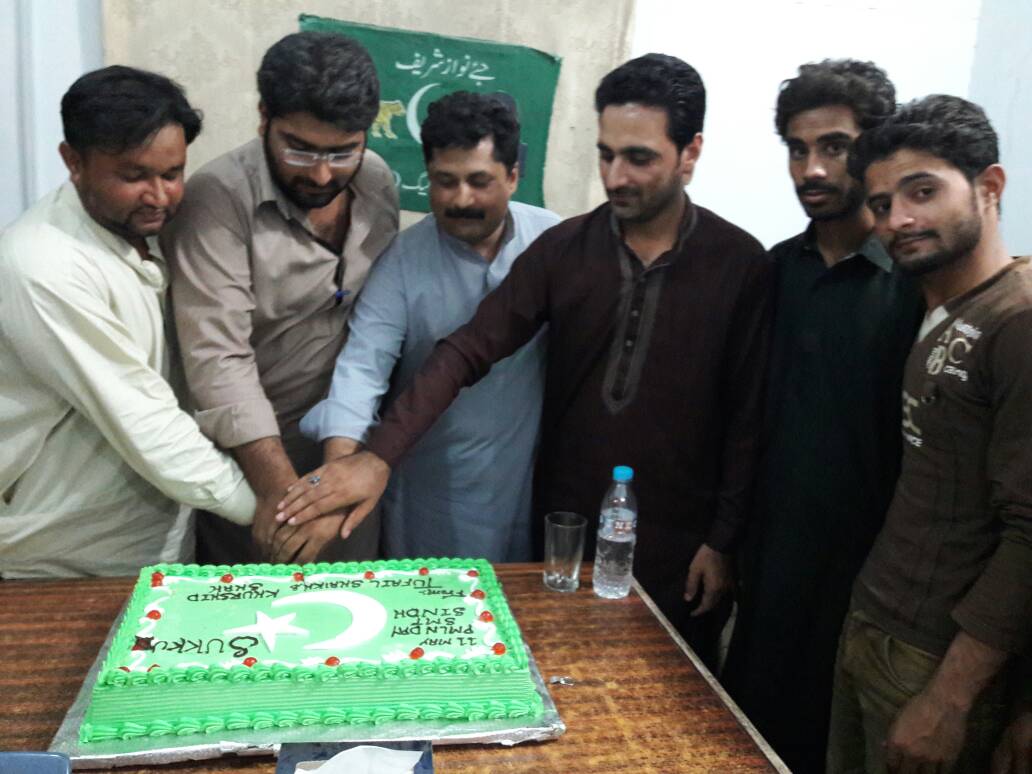 KhurramBhatti01's tweet photo. سوشل میڈیا ٹیم سکھر کی جانب سے ١١ مئی یوم فتح کی تقریب طفیل شیخ کے آفس میں منعقد کی گئی اور کیک کاٹا گیا
#PMLNDAY https://t.co/QOEyNiyVbv