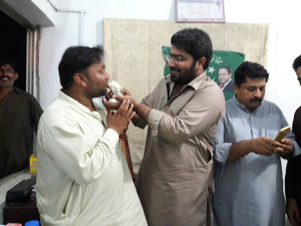 KhurramBhatti01's tweet photo. سوشل میڈیا ٹیم سکھر کی جانب سے ١١ مئی یوم فتح کی تقریب طفیل شیخ کے آفس میں منعقد کی گئی اور کیک کاٹا گیا
#PMLNDAY https://t.co/QOEyNiyVbv