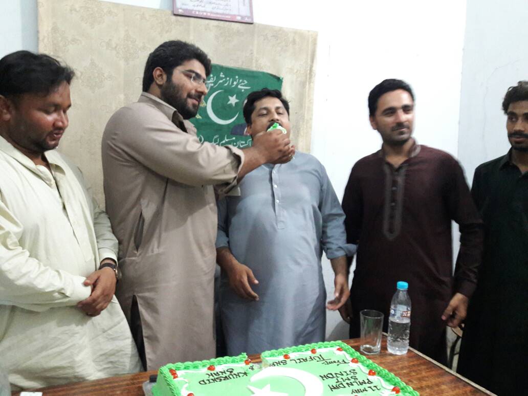 KhurramBhatti01's tweet photo. سوشل میڈیا ٹیم سکھر کی جانب سے ١١ مئی یوم فتح کی تقریب طفیل شیخ کے آفس میں منعقد کی گئی اور کیک کاٹا گیا
#PMLNDAY https://t.co/QOEyNiyVbv