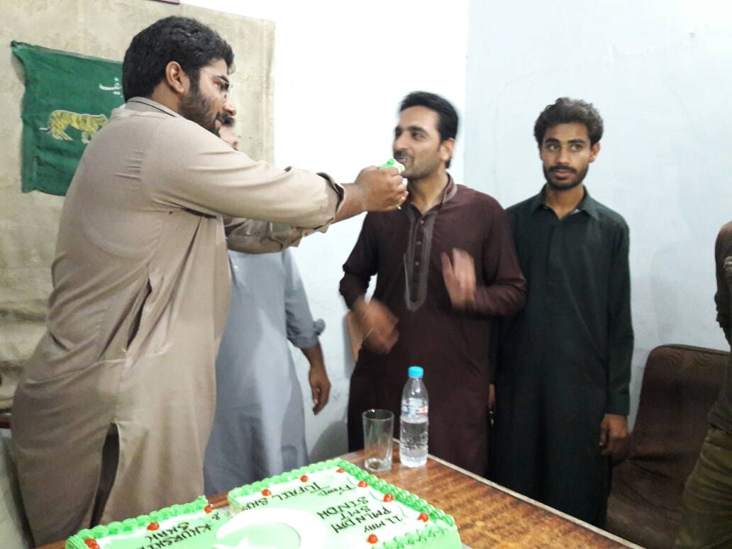 KhurramBhatti01's tweet photo. سوشل میڈیا ٹیم سکھر کی جانب سے ١١ مئی یوم فتح کی تقریب طفیل شیخ کے آفس میں منعقد کی گئی اور کیک کاٹا گیا
#PMLNDAY https://t.co/QOEyNiyVbv