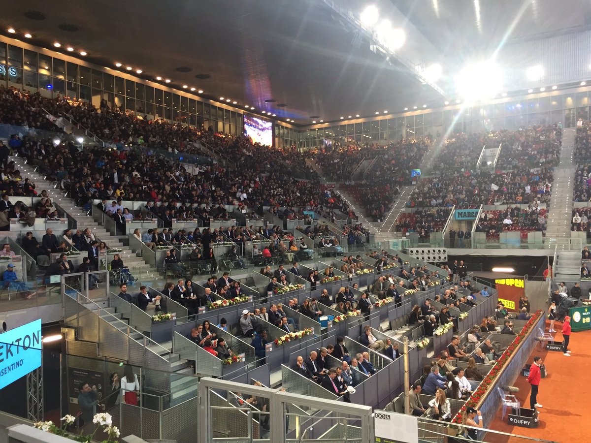 Viendo a <a href="/RafaelNadal/">Rafa Nadal</a> en la mejor compañía #Superfans de <a href="/CocaColaCo_es/">Coca-Cola Comunica</a> 🎾🎾#MMOPEN17 👏👏