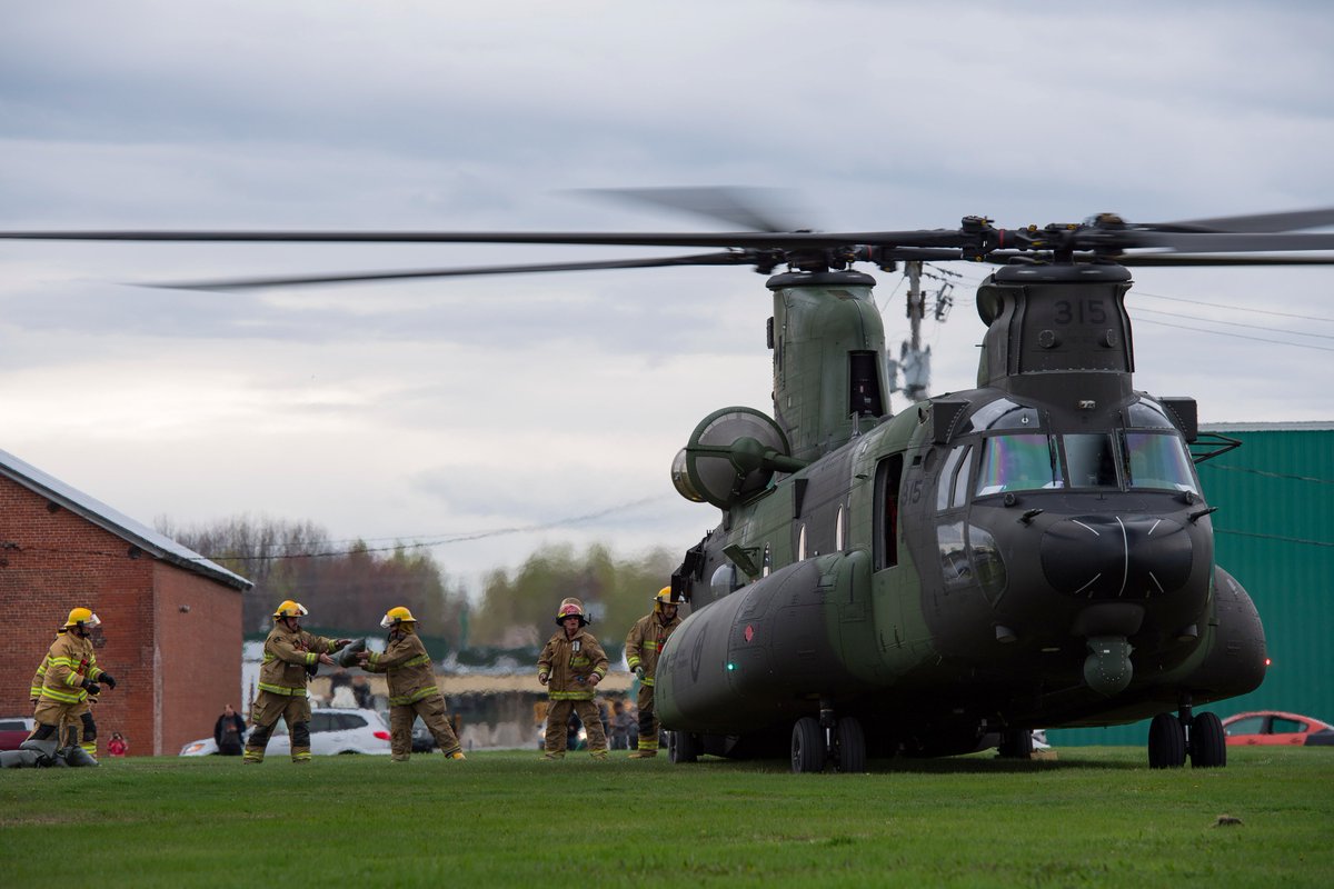 RCAF_ARC's tweet photo. #RCAF update on #OpLentus-a CH-147F Chinook from 450 TacHel Squadron from Petawawa joins in the flood relief effort: https://t.co/xFxB7Q8YIi https://t.co/W162n03hEk