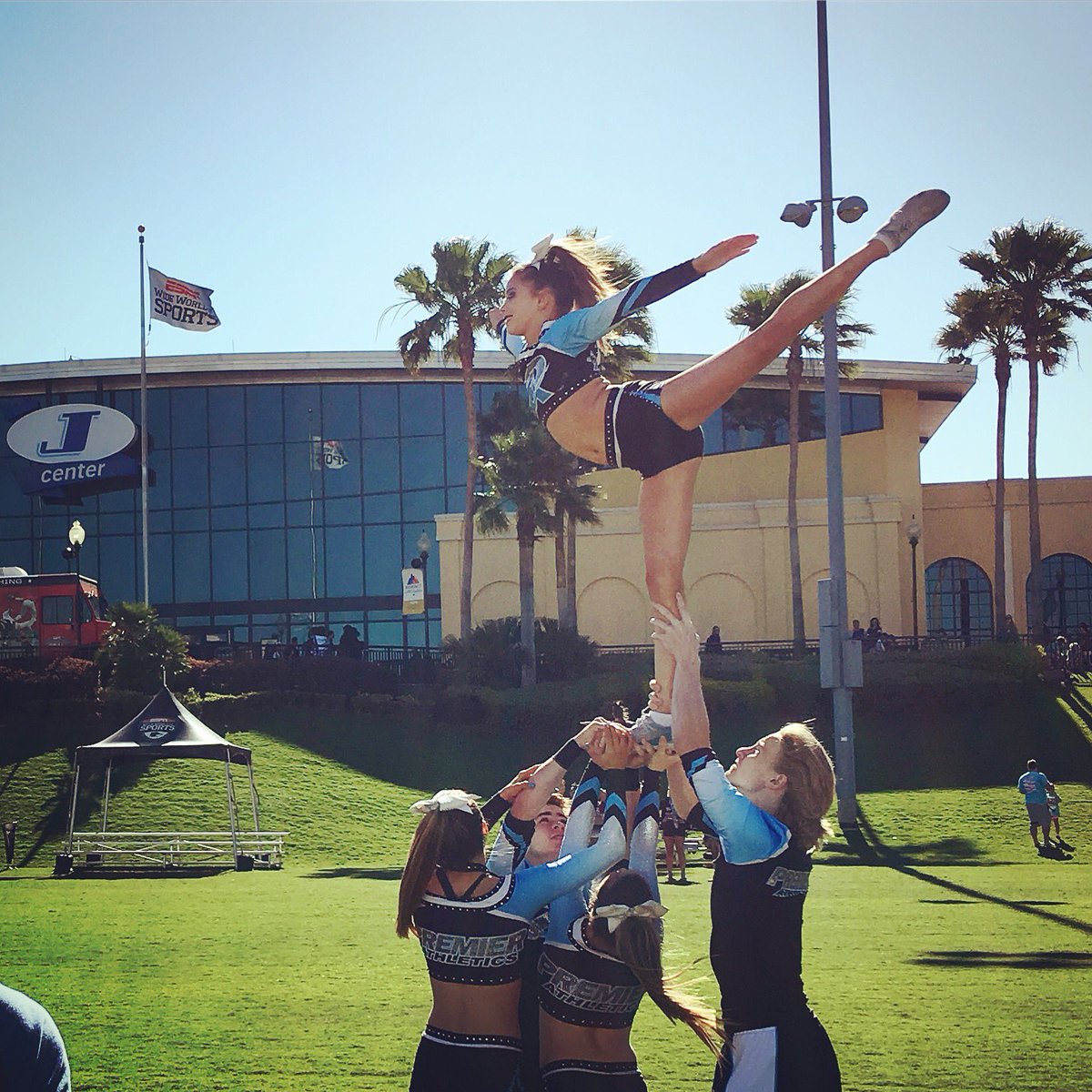 _eviehayes_'s tweet photo. ☀️🌬🏔💙🖤 #summit2017 https://t.co/xqTxSxq2Jl