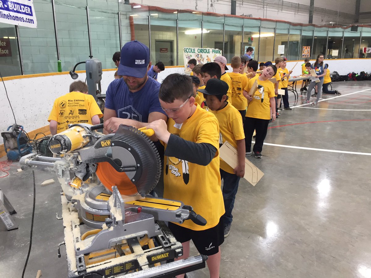 ALGaetzSchool's tweet photo. Last session of the day! Some carpentry, making a mini stick! #kit2017 https://t.co/th2NTuRYoy