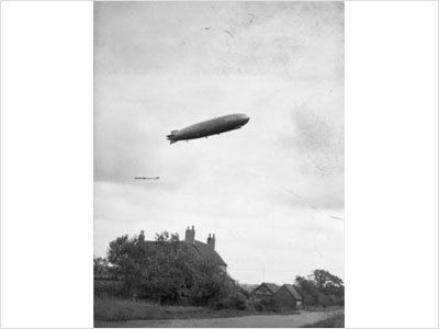 Brumpic's tweet photo. A German Zeppelin airship over Hollywood Farm near King's Heath during World War One 

© ThinkTankTrust https://t.co/xfuJ1RJnqq