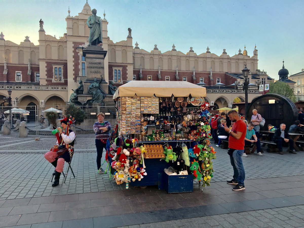 MaudGGirl's tweet photo. #krakow #travel #women #colours https://t.co/oykcdJoa5r