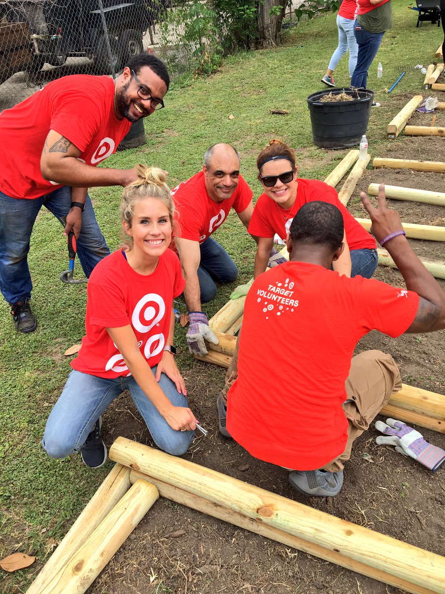 dawn_T1894's tweet photo. Shoutout to @TargetHunger &amp; @HouUnitedWay for letting us be apart of such an amazing event!❤️ #TargetVolunteers @LReynolds711 @johnp_sheehan https://t.co/6JJZeiAGaY
