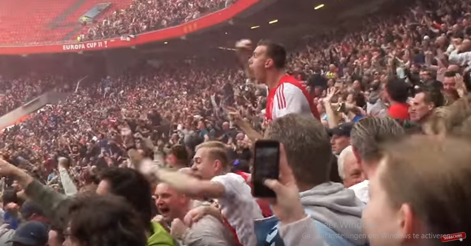 Ajax-supporters in stadion Lyon volgen Songfestival met oortje - gejuich op tribune na valse noot Roemenië speld.nl/?p=72020 #Ajax