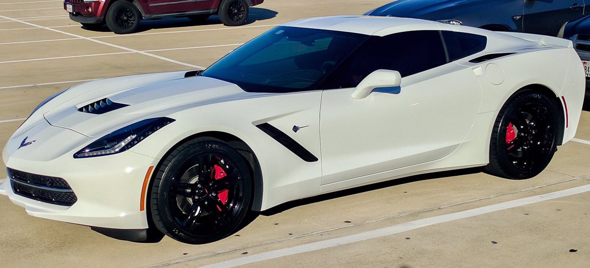 albertvank's tweet photo. Welcome to my new #corvette #stingray. I could not resist after visiting the awesome #corvettemuseum in #BowlingGreen https://t.co/0H5jI3TA9S