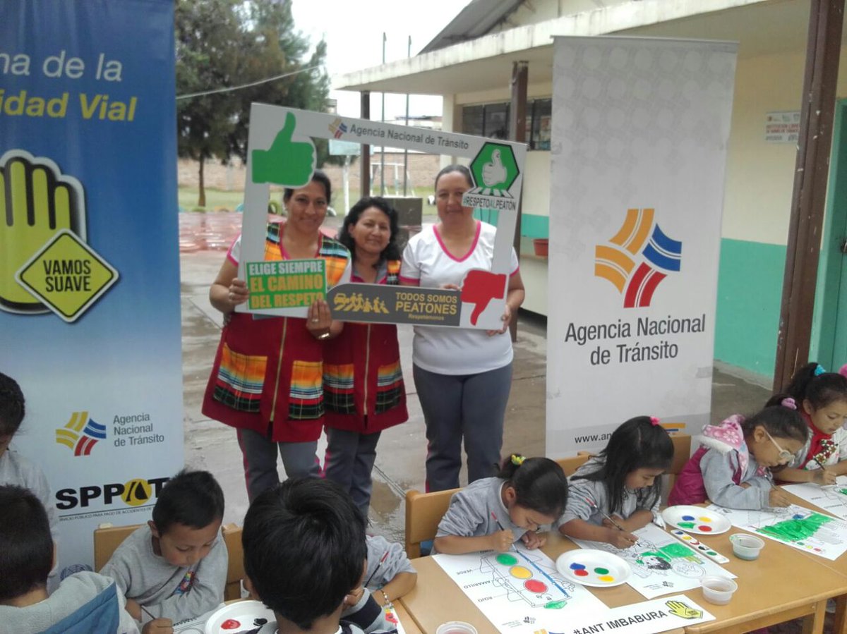 ANT_ECUADOR's tweet photo. Activación en Unidad Educativa Pimampiro, concientizando a los niños con el mensaje de educación vial en #Imbabura #Respetoalpeatón https://t.co/BZF6pNcpmB
