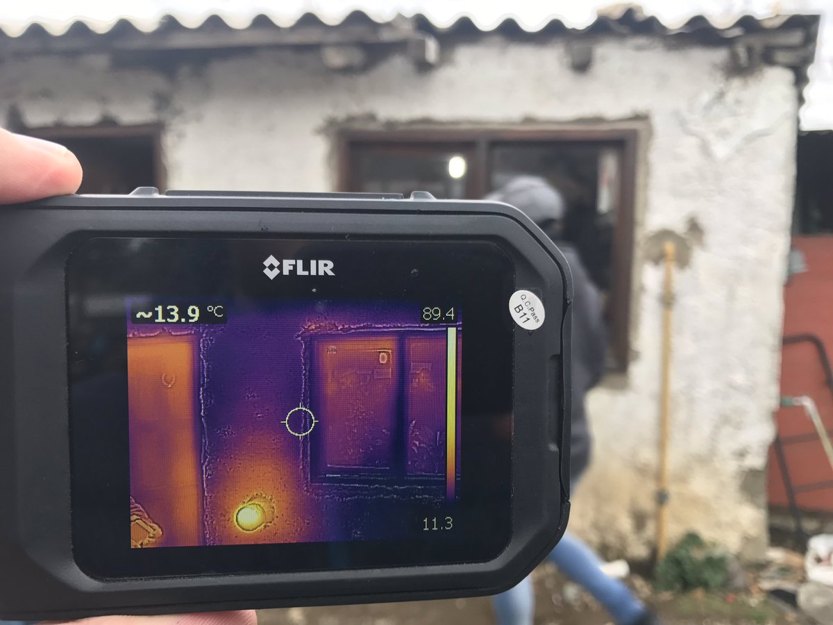 Ja_Madariaga's tweet photo. Visitando hogares intervenidos por el prog. de sustentabilidad energética #FOVISEE #ArgentinaTrabaja #Bariloche #PatagoniaColaborativa https://t.co/bFVolilJgN