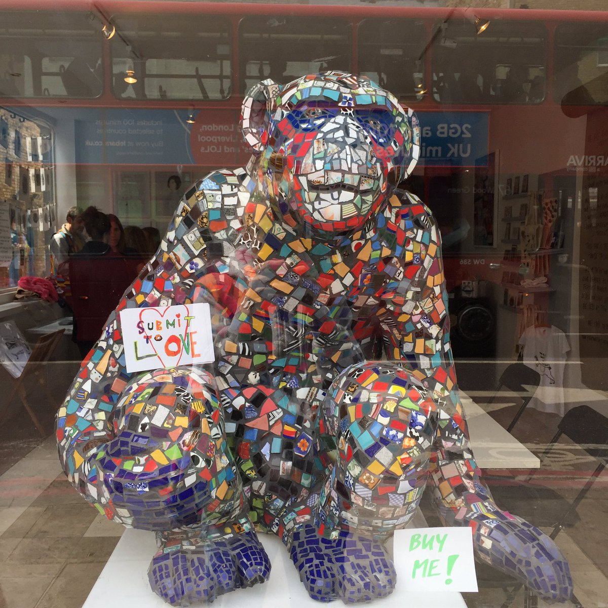 TheArtsCrusader's tweet photo. Get down to #submittolove @HeadwayELondon pop up on kingsland road. Inspiring, colourful, giving me ALL the good feels today ❤️⚡️ https://t.co/ChsLVJGpv1