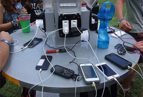 Milenio's tweet photo. El riesgo de cargar tu teléfono en lugares públicos https://t.co/ploH4okkLp #JuiceHacking https://t.co/4fxt0459FA