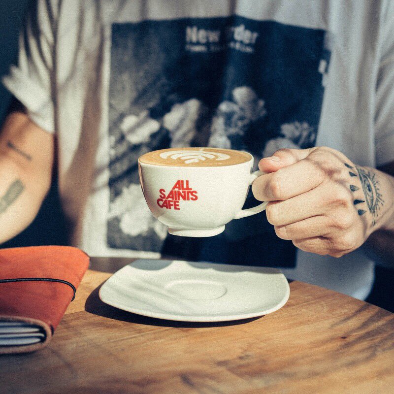 allsaintscafe's tweet photo. Cuadernos de cuero de #allsaintscafe + el clásico de siempre #FlatWhite para las inspiraciones de invierno! https://t.co/mYGViNhIQO
