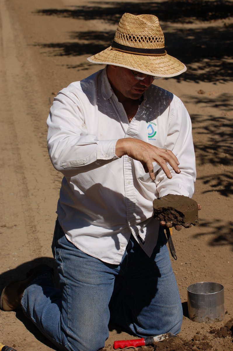 NRCSCalifornia's tweet photo. The “glue” of healthy micro-organisms helps to hold #soil together, prevent erosion, and sequester carbon. #HealthySoilsAreFullofLife https://t.co/v2ZYVdMKVa
