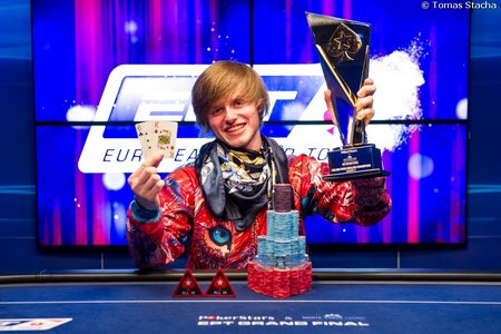 CoolPokerGear's tweet photo. @CharlieCarrel where do you get your colourful gear from bro?? It's awesome!! 😎✌🏻✌🏻#poker #coolaf https://t.co/5yE1t1T8ud