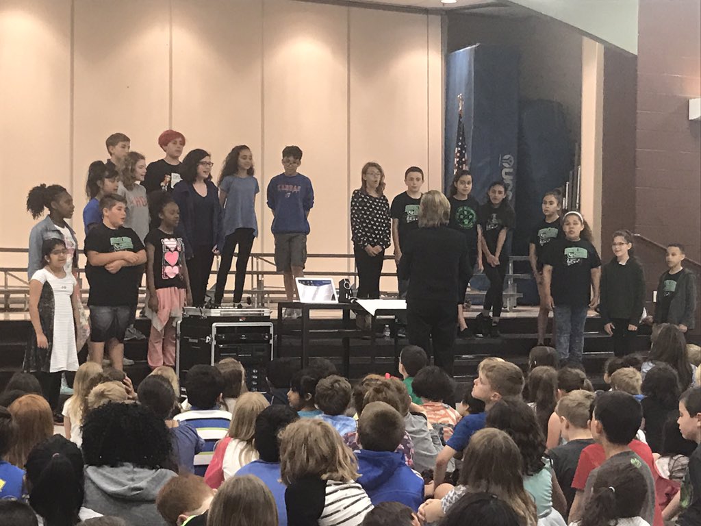 6gradesnippets's tweet photo. A big shout out to the #Roesland band, orchestra, and choir on a great end of the year performance! 🎼🎸🎺 https://t.co/smw2i0nkJV