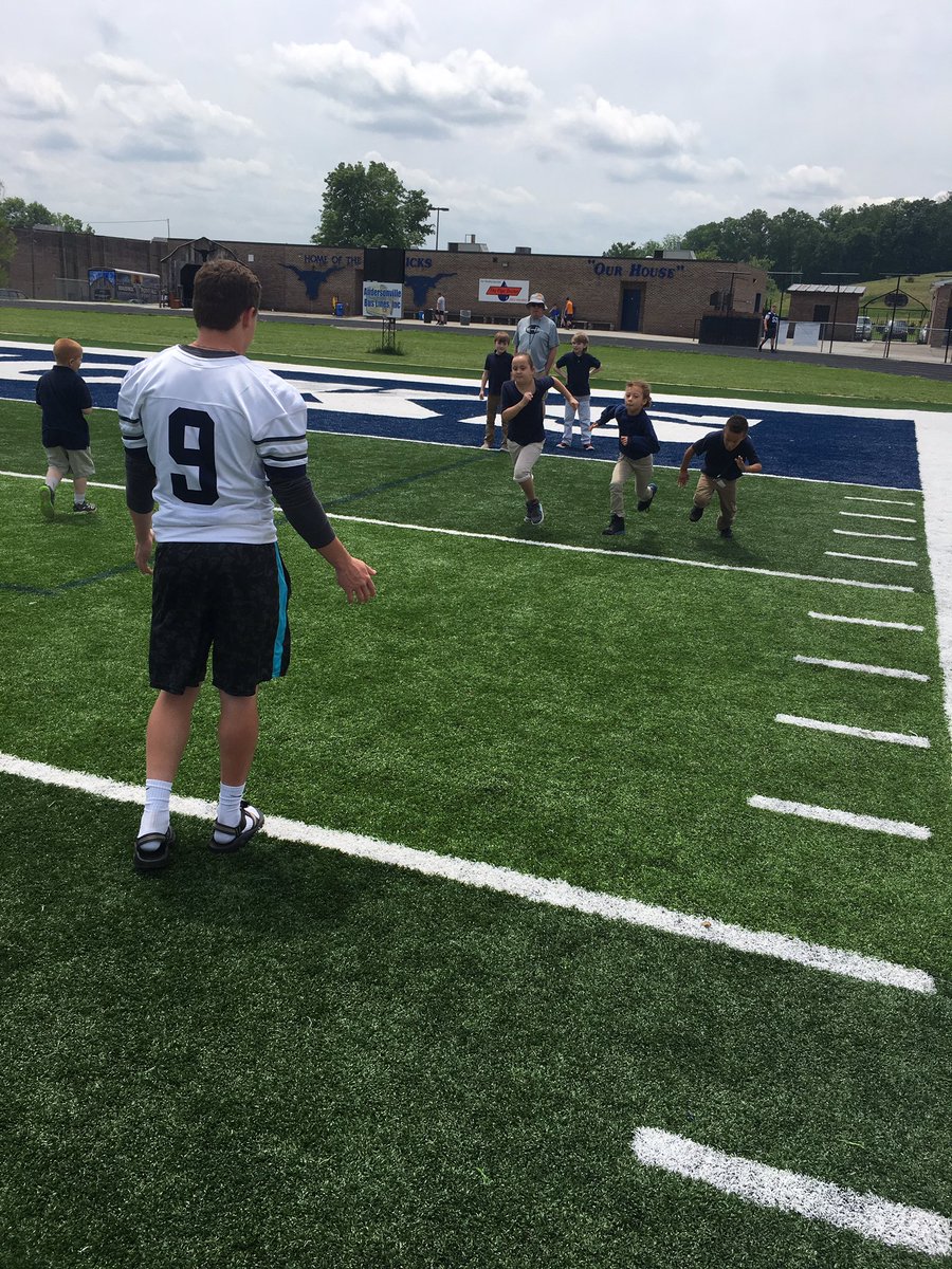 coach_Jessie's tweet image. Awesome to see a group of teenagers embrace these young kids. #Leaders #HOOKEM @darrenleach33 @MaverickAD1 @nate_stecker @Dre_Leigh_6275