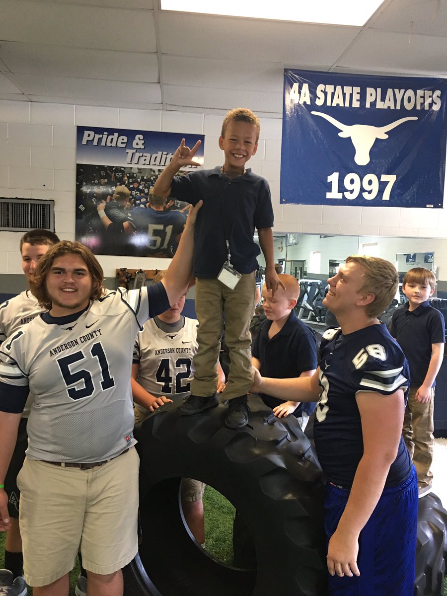 coach_Jessie's tweet image. Awesome to see a group of teenagers embrace these young kids. #Leaders #HOOKEM @darrenleach33 @MaverickAD1 @nate_stecker @Dre_Leigh_6275