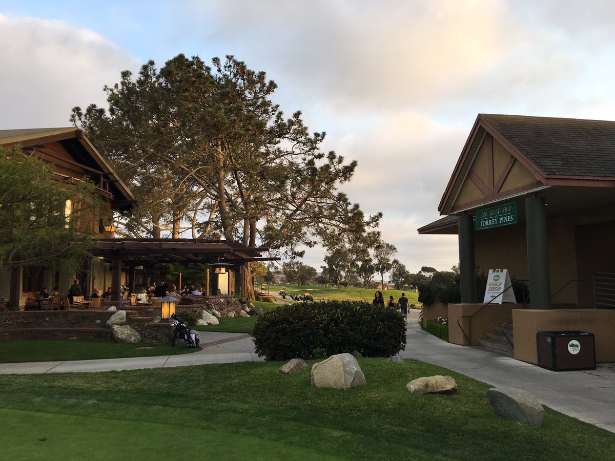 ChrisGlossner's tweet image. Nothing like an evening putting here @TorreyPinesGCSD waiting for Kiana to finish her @PGAjrleaguegolf match. #flatstick #fastgreens