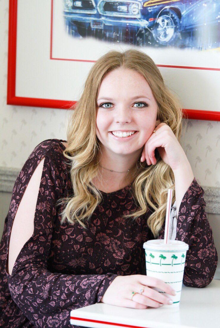 ashleyK_dances's tweet photo. Senior pics @innoutburger ✌🏼🍔 https://t.co/zsurl7u8J1