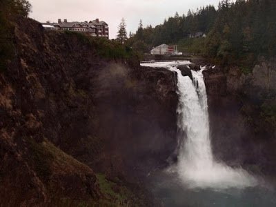 City_Arts's tweet photo. Wanna watch the Twin Peaks premiere at the Great Northern Hotel? Of course you do. Follow @SalishLodgeSpa--the IRL locale--for deets. https://t.co/auYjkYB9K1