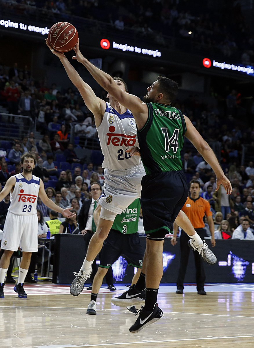 balonZesto's tweet photo. El árbitro aragonés @sircharls31 en el triunfo de @RMBaloncesto ante @Penya1930 | @ACBCOM 📷 https://t.co/HGwR82iBnu