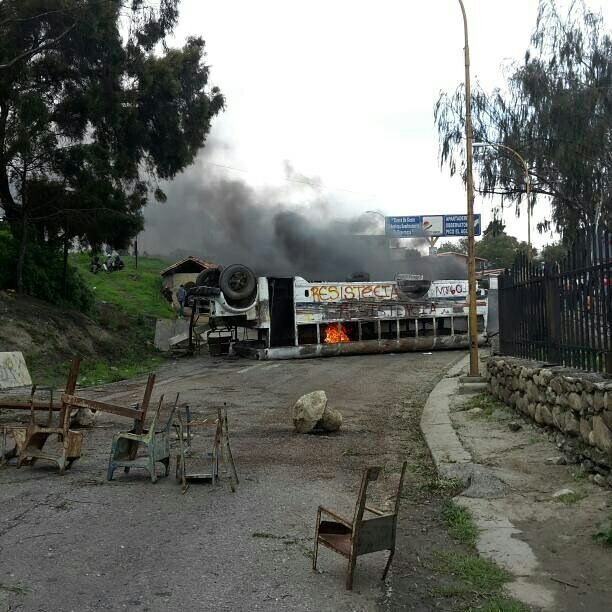 MERIDAANONYMOUS's tweet photo. PROTESTA DE CABEZA!!!@ Entrada de mucuchies #Mérida https://t.co/kFUfSWPpGi