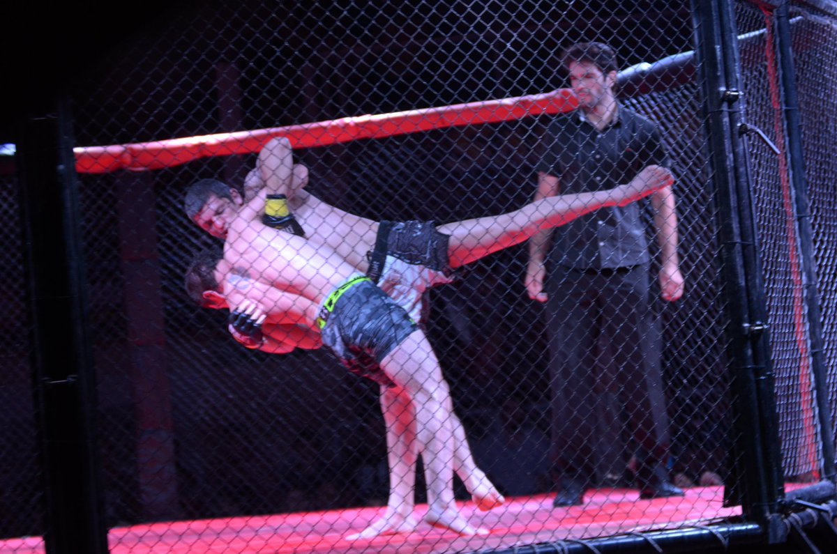 MMACorrientes's tweet photo. La cuenta regresiva de #LaBatallaDelPuente!
Viernes a las 12, en Rocco Bar 
#MMA #Corrientes https://t.co/8doP0Lx0NG