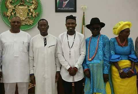 Avolaofficial's tweet photo. #DeltaStateGovernor, #IfeanyiOkowa, Hosts #BBNaijaWinner, #EfeEjeba, And His Parents - https://t.co/PvS43icHFl #TrendysturvsBlog https://t.co/GccOTj0KxO
