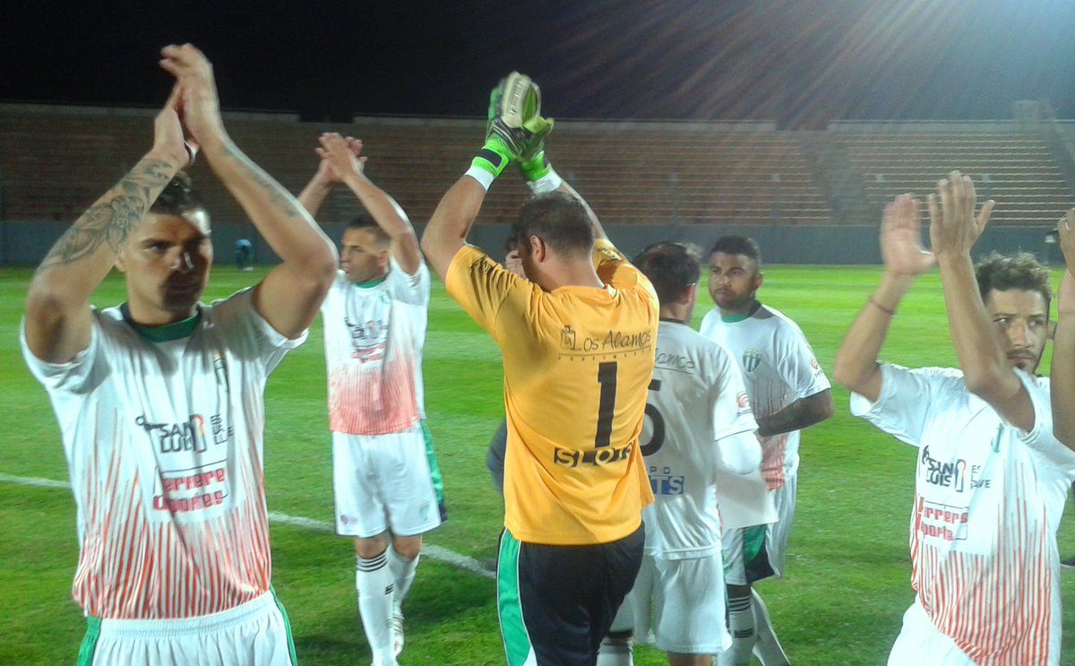 BN_Partidos's tweet photo. #BNacional Verde alivio ⚽️🍀
RESUMEN de #BNPartidos: #EstudiantesSL 2 - #DouglasHaig 1
👉https://t.co/hJQV4mRIkv https://t.co/3xWqE7q6V7