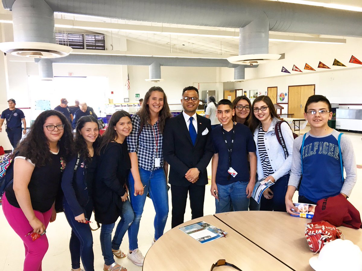 RobertYUribe's tweet image. Paul Huber middle school were ecstatic to learn that we live in the greatest #bordercommunity in the state of #Arizona. #DouglasAZ