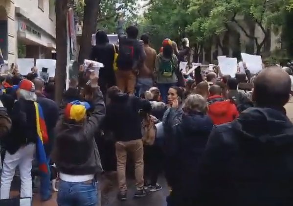 josegregorio131's tweet photo. "Estamos siendo asediados, impidiéndose nuestra salida por una turba violenta", dice... https://t.co/vbC1N2ZPIo by #Zikdal via @c0nvey https://t.co/vpXmFmZqvV