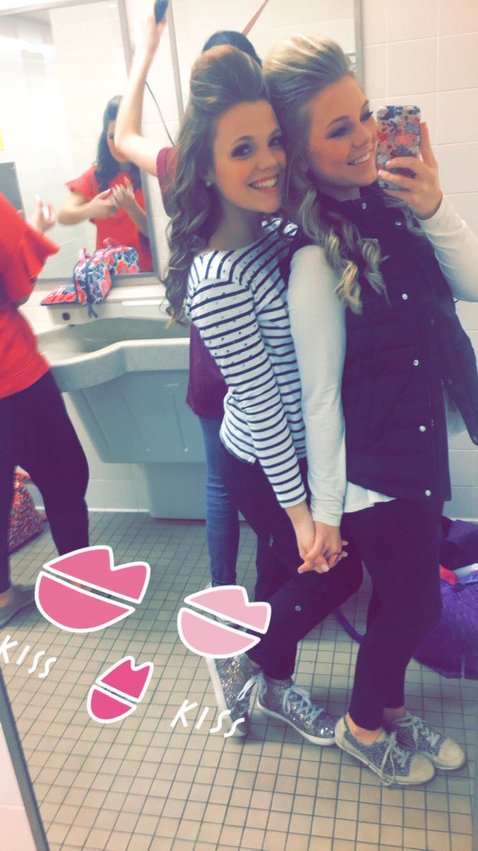 lizzie_frett's tweet photo. HBD to my twin, love you always 👯💕 https://t.co/SE1GpIeHKG