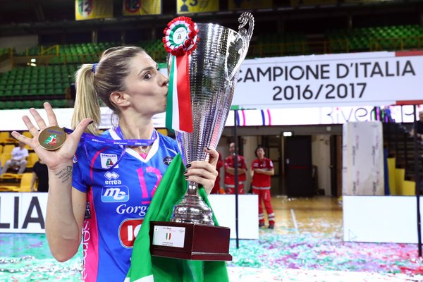 marianamss's tweet photo. 38 ANOS. TITULAR. CAMPEÃ ITALIANA. PELA QUINTA VEZ. FRANCESCA PICCININI!! https://t.co/8l2EfiGi7B
