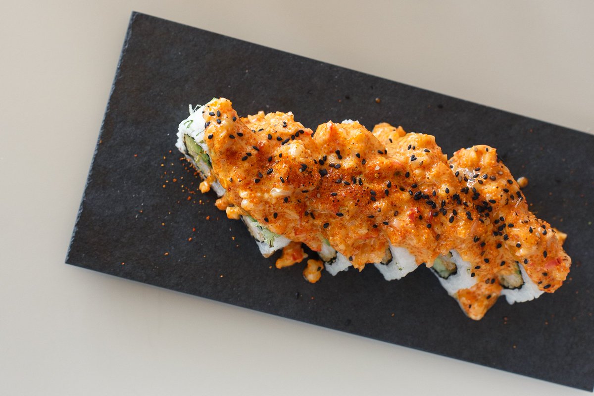 koasiankitchen's tweet photo. Prueba nuestro KO Maki, un delicioso roll con mucho sabor. Relleno de kyuri, langostinos furai, palta y cubierto de una rica crema picante. https://t.co/0bdS07MKA8