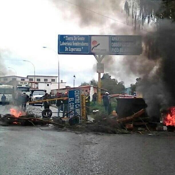 leoperiodista's tweet photo. En el paramo merideño protestaron contra la represión y la Constituyente comunal https://t.co/x7WJiSwCrf