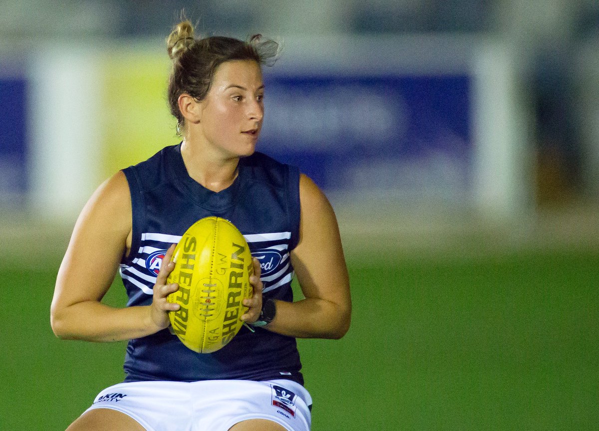 shae_murph's tweet photo. Pulling on a @drysdalehawks jumper!✖️Sunday 1pm Drysdale vs Bacchus Marsh @ BM. Would love to see some friendly faces down there! https://t.co/XjwJkfJZCd