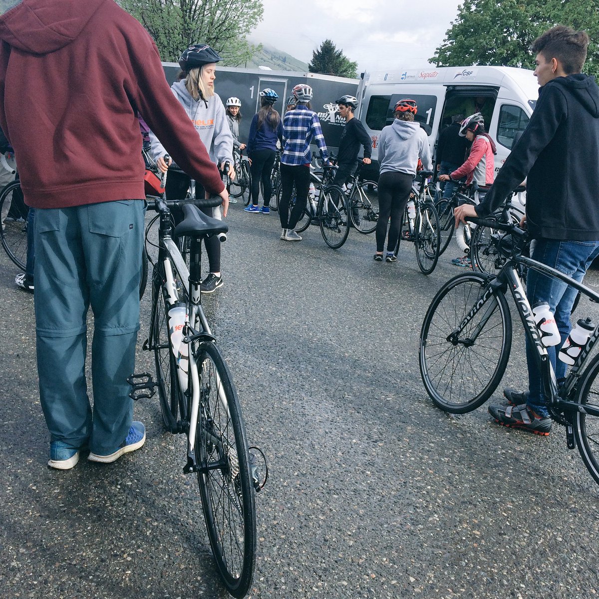 LGTcycliste's tweet photo. Arrivée de l'équipe #LGT5Section2 - On ajuste les vélos! https://t.co/1Dm72MnUYw