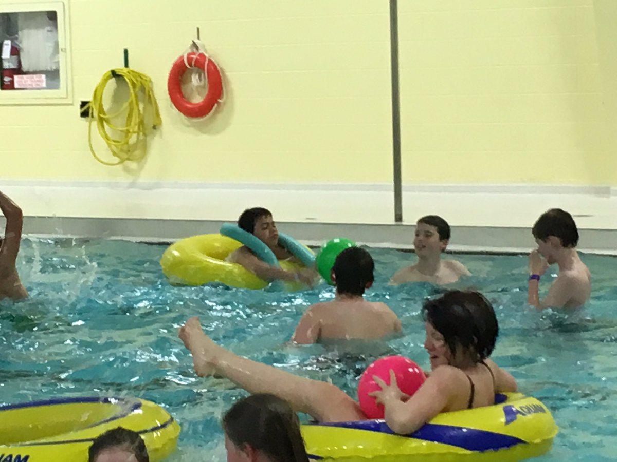 PJLacey2's tweet photo. Having fun in the pool! #HFHanover https://t.co/Ilt6Vl3Cnz