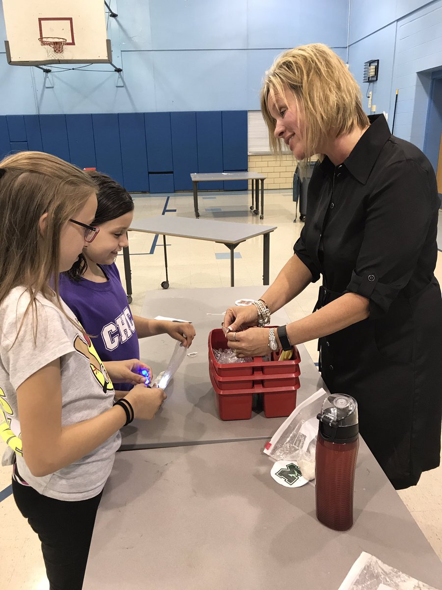 jillmhartsock's tweet photo. Girlfriends + STEAM Night = Girlpower! #wrsteam #MasonLearns #wrteach @WrPrincipals https://t.co/elHNt6abEB