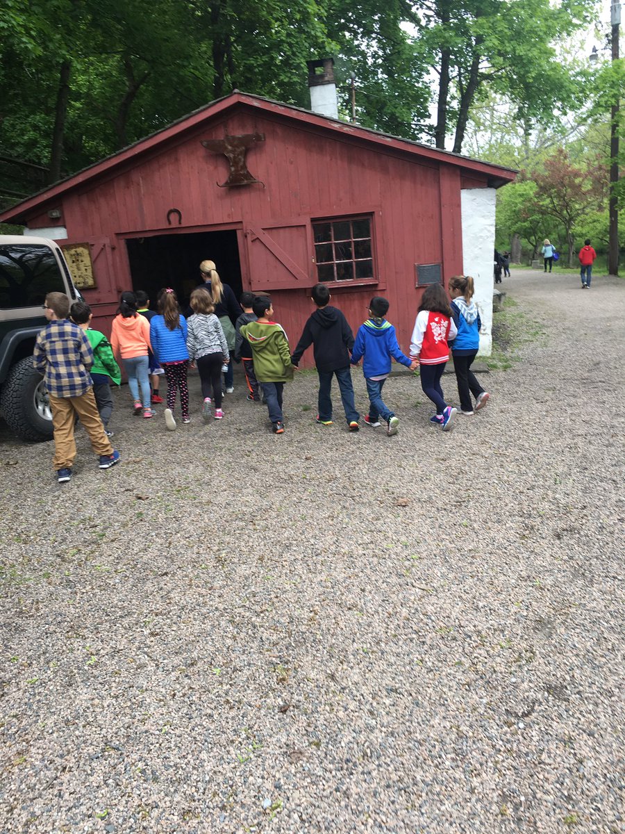 CGgrade2's tweet image. Heading to the blacksmith! Red Mill Museum.... amazing field trip!!