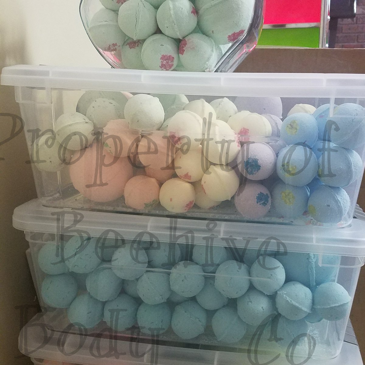 Beehive_Body_Co's tweet photo. Let's play a game!!!! How many total bath bombs are in this picture?

#bathbombs #bubblebombs https://t.co/7HVN24UO2C