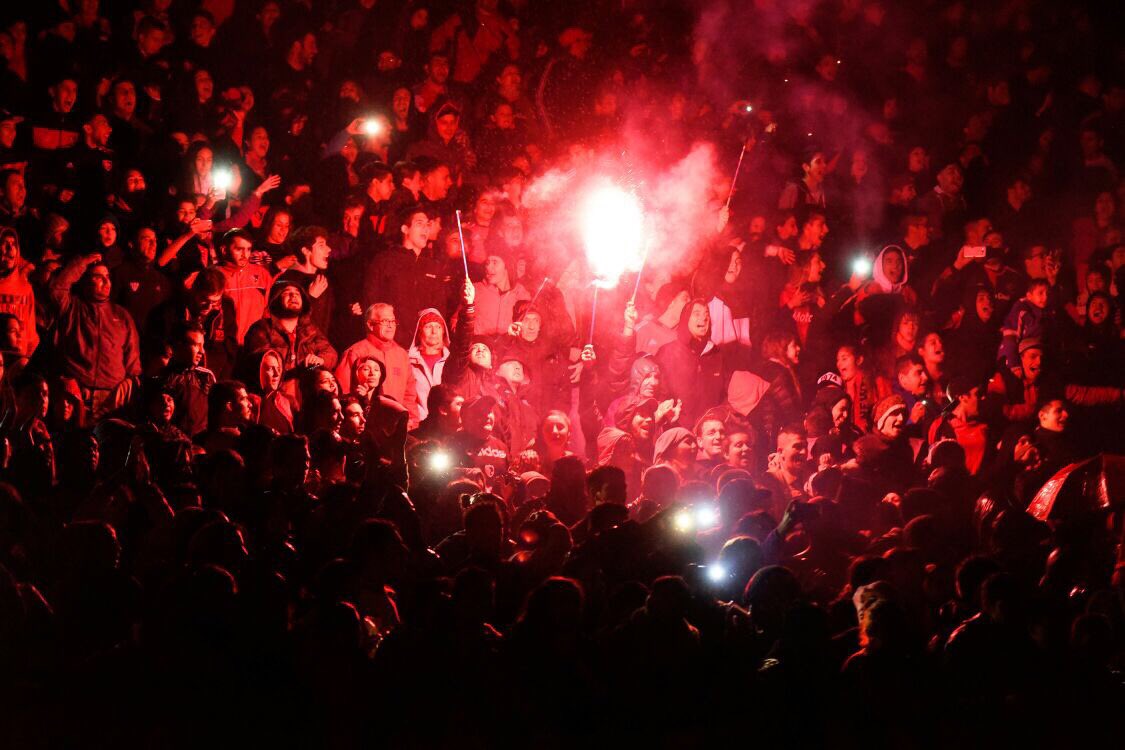 Newells's tweet photo. ¡Fiesta en el Parque! #BanderazoLeproso 🔴⚫️👏🏼 https://t.co/lerI9LDR2D