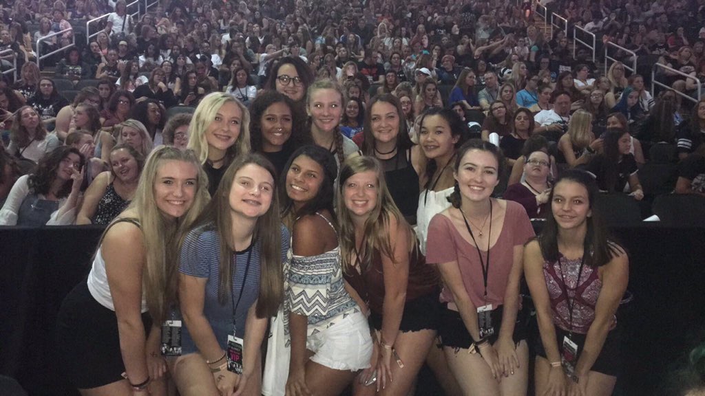 internet friends (@internetfrlends) on Twitter photo 