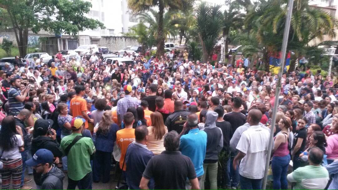 JesusGonzalezS's tweet photo. GRACIAS #LosTeques! Multitudinaria asamblea junto a @FreddyGuevaraC y @delsasolorzano! La capital de #Miranda está en Rebelión Democrática! https://t.co/6skjCmWbdB