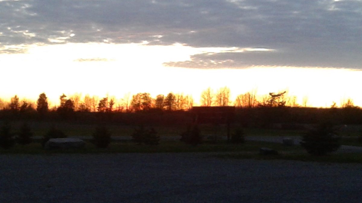 clgomes1066's tweet image. A beautiful sunset as we get ready for our final evening campfire 🔥
@SLAM_FMM #SLAMtraining2017
#SLAMfire