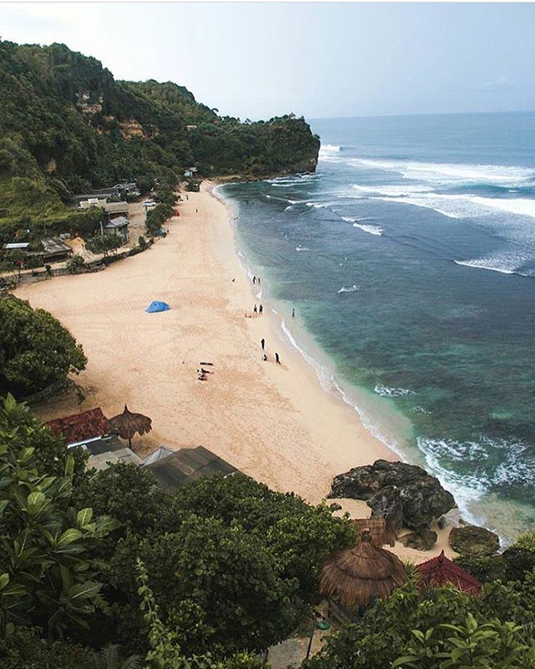 Sekali-kali ngerasain liburan di Jogja pas weekdays, berasa pantai pribadi 😁😆

Pantai Pok Tunggal, Gunungkidul
Photo by @langbhaks